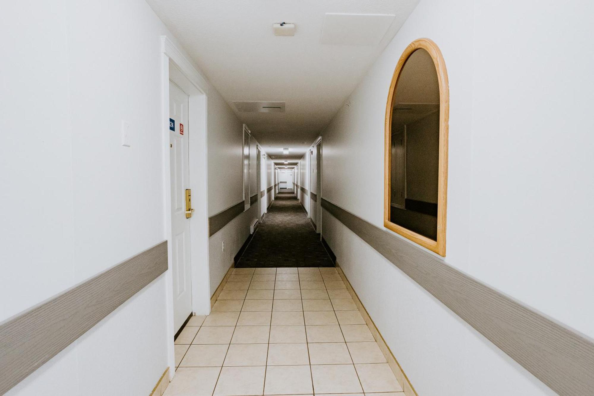 Western Budget Plus Mosaic Suites Penhold Kültér fotó