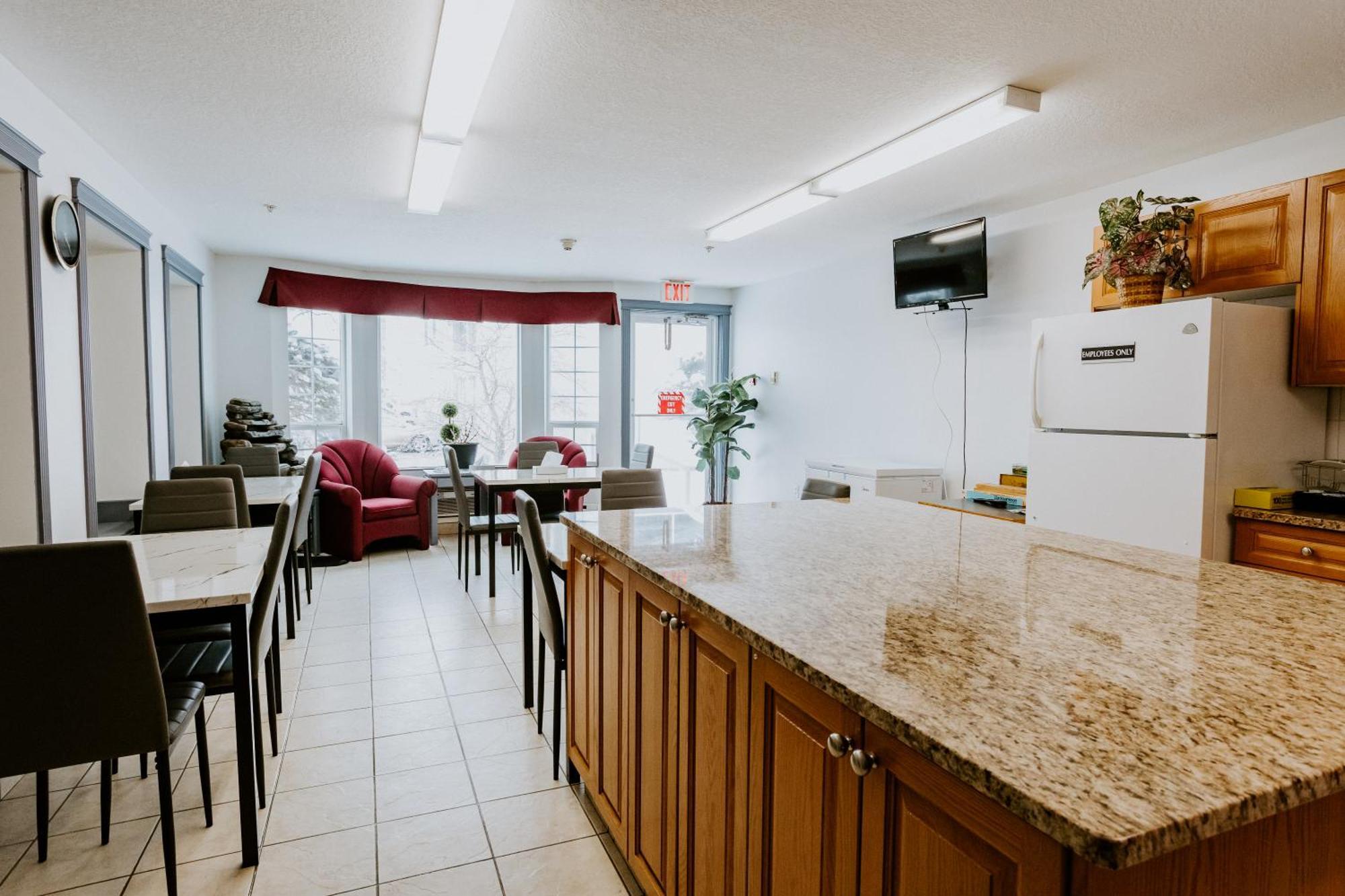 Western Budget Plus Mosaic Suites Penhold Kültér fotó
